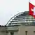ARCHIV - Die Fahne der Schweiz (r) weht am vom Dach der Schweizer Botschaft in Berlin, daneben eine deutsche Fahne (Foto: dpa)