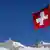 Schweizer Flagge über Berggipfeln (Foto: picture-alliance/dpa)