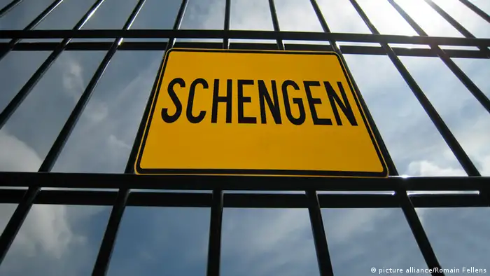 Metallgatter mit Schild Schengen
