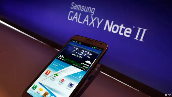 The new Samsung Galaxy Note II sits on display during a launch event, Wednesday, Oct. 24, 2012, in New York. Aside from the 5.5 inch screen, the Note comes with a stylus and runs the latest version of Google's Android operating system, Jelly Bean. (Foto:Jason DeCrow/AP/dapd).