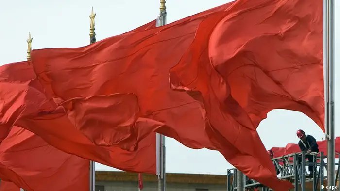 China KP Kongress in Peking rote Fahnen