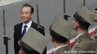 FILE - epa03195625 Prime Minister of the People's Republic of China Wen Jiabao inspects the guard of honour, during the official welcoming ceremony in front of the Prime Minister's Office in Warsaw, Poland 25 April 2012. Jiabao started today a three-day visit to Poland. EPA/Radek Pietruszka POLAND OUT (zu dpa:Familie von Chinas Premier soll Milliardenvermögen angehäuft haben vom 26.10.2012) +++(c) dpa - Bildfunk+++