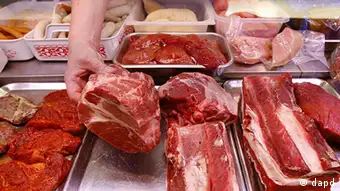 En la vitrina del supermercado: carnes, carnes y más carnes.