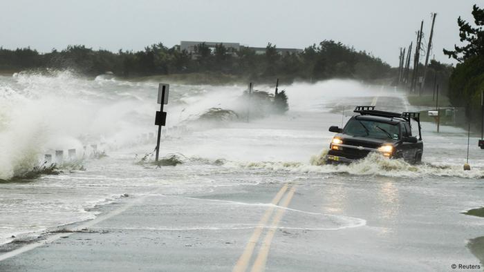 USA Meteo uragano Sandy Southampton Wave Truck