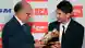 Ex-Fußballer Luis Suarez überreicht Lionel Messi den Goldenen Schuh für Europas besten Torjäger der Saison 2011/2012. Foto: Reuters