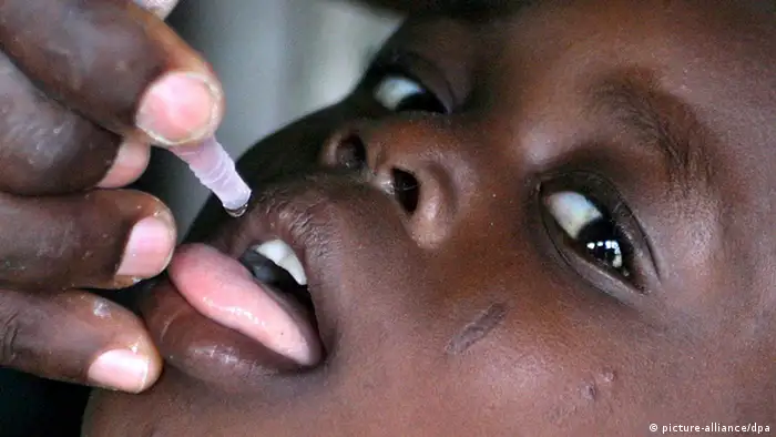 Niño tomando vacuna contra la polio en Nigeria.