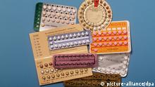 Verschiedene Packungen des Verhütungsmittels für Frauen, der Antibaby-Pille (Archivbild vom Juli 1989). Vor 40 Jahren führte der Pharmakonzern Schering die Antibaby-Pille Anovlar am deutschen Markt ein. Nicht nur der Umgang, sondern auch die Pille selbst hat sich seitdem stark verändert. Neue Pillen, die zugleich die Akne bekämpfen, die Gewichtszunahme behindern oder Menstruationsbeschwerden dämpfen, sind auf dem Markt, ohne dass es sich dabei um regelrechte Hormonhammer handelt. dpa (THEMENPAKET - zu dpa-Korr.-Bericht: Die Antibaby-Pille in Deutschland wird 40 vom 21.05.2001)