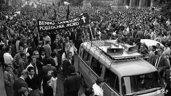 Drei Tage nach dem tödlichen Schuss auf Benno Ohnesorg demonstrieren Studenten am 5. Juni 1967 in München (Foto: AP Photo/Helmuth Lohmann)