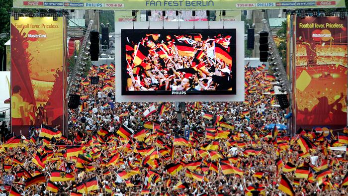 Fanmeile in Berlin zur Fußball-WM 2006 (Foto: AP Photo/Markus Schreiber)