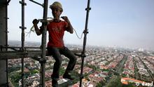 A worker labors at a construction site in Jakarta, Indonesia, Thursday, April 21, 2011. (Foto:Tatan Syuflana/AP/dapd)