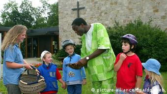Священник из Конго общается с членами католической общины в Германии 