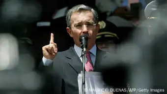 Kolumbien Präsident Alvaro Uribe mit Militär in Bogota Rede