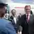 Außenminister Guido Westerwelle (FDP) wird am 02.11.2012 am Flughafen in Abuja in Nigeria begrüßt. Westerwelle hält sich zu einem dreitägigen Besuch in Afrika auf, um sich über die Lage in Mali zu informieren. Foto: Michael Kappeler/dpa