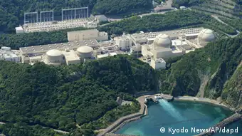 This aerial photo shows Kansai Electric Power Co.'s unit buildings, from left, No. 1, No. 2, No. 3, and No. 4 of the Ohi nuclear power plant in Ohi, Fukui prefecture, western Japan, Friday, Nov. 2, 2012. Japanese nuclear regulators inspected ground structures Friday at the country's only operating nuclear plant to examine if an existing fault line is active. The inspection determines whether the Ohi plant should close. Its No. 3 and No. 4 reactors went back online in July, becoming Japan's only operating reactors after all 50 Japanese reactors went offline for inspection following the March 11, 2011, crisis at Fukushima Dai-ichi. (Foto:Kyodo News/AP/dapd) JAPAN OUT, MANDATORY CREDIT, NO LICENSING IN CHINA, FRANCE, HONG KONG, JAPAN AND SOUTH KOREA
