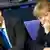 Philipp Rösler und Angela Merkel, jeweils mit Hand am Kinn, auf der Regierungsbank (foto:AP/dapd).