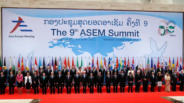 Leaders from Europe and Asia pose for a family photo before the opening ceremony for the ASEM Summit in Vientiane, Laos, Monday, Nov. 5, 2012. (Foto:Vincent Thian/AP/dapd)