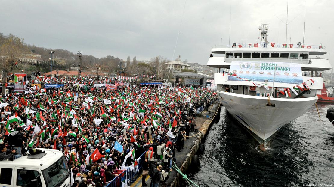 Mijëra vetë mirëpresin anijen turke Mavi Marmara në kthimin e saj në vitin 2010 në Stamboll me flamuj palestinezë dhe turq. 