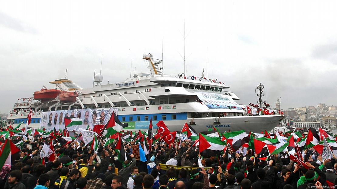 Tausende Demonstranten begrüßen das türkische Schiff Mavi Marmara bei ihrer Rückkehr nach Istanbul mit palästinensischen und türkischen Fahnen