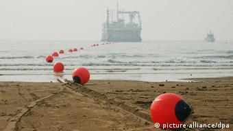 Qingdao China 2007-10-22 ; Construction on the main body of a US$500 million fiber-optic submarine cable directly linking the Chinese mainland and the United States formally started yesterday in Qingdao, a coastal city in Shandong. Foto: Tan Tianpeng/ChinaFotoPress/MAXPPP +++(c) dpa - Report+++