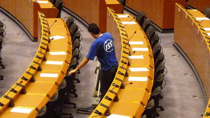 ***Achtung: SCHLECHTE Qualität - nicht als Teaser- oder Karusselbild verwenden!*** Plenarsaal EU Parlament *** Der Plenarsaal vom EU Parlament in Brüssel wird geputzt. Bild von: Trajche Tosev Wann: 06.10.2009
