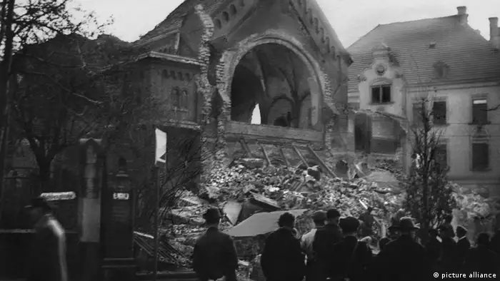 Hordas de alemanes lideradas por paramilitares nazis dieron rienda suelta al racismo que cultivaban en su interior y tomaron las calles en todo el país para destruir las sinagogas y las propiedades de la población judía. 