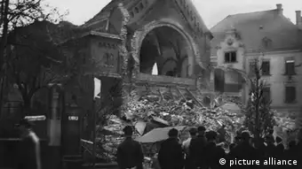 Dans la nuit du 9 novembre, 1406 synagogues sont brûlées à travers le pays, comme ici à Chemnitz