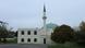 Das Islamische Zentrum Wien ist eine Moschee. Die Moschee wurde von 1975 bis 1979 von Baumeister Richard Lugner im Auftrag des saudi-arabischen Königs Faisal ibn Abd al-Aziz gebaut. Das Minarett ist 32 Meter hoch, der Durchmesser der Kuppel beträgt 20 Meter. Angeschlossen an das Zentrum sind Einrichtungen zur Pflege der islamischen Kultur. Wer hat das Bild gemacht?: Emir Numanovic. DW Korrespondent aus Wien. Wann wurde das Bild gemacht?: November 2012 Wo wurde das Bild aufgenommen? Wien Das Islamische Zentrum Wien ist eine Moschee. Die Moschee wurde von 1975 bis 1979 von Baumeister Richard Lugner im Auftrag des saudi-arabischen Königs Faisal ibn Abd al-Aziz gebaut. Das Minarett ist 32 Meter hoch, der Durchmesser der Kuppel beträgt 20 Meter. Angeschlossen an das Zentrum sind Einrichtungen zur Pflege der islamischen Kultur. Wer hat das Bild gemacht?: Emir Numanovic. DW Korrespondent aus Wien. Wann wurde das Bild gemacht?: November 2012 Wo wurde das Bild aufgenommen? Wien