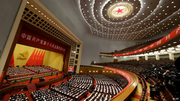 Chinese President Hu Jintao, center on the stage, addresses the opening session of the 18th Communist Party Congress held at the Great Hall of the People in Beijing, China, Thursday, Nov. 8, 2012. China's ruling Communist Party opened a congress Thursday to usher in a new group of younger leaders faced with the challenging tasks of righting a flagging economy and meeting public calls for better government. (Foto:Lee Jin-man/AP/dapd).