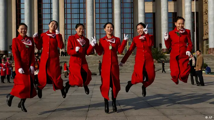 Attendants pose for a picture in front of the Great Hall of the People before the opening session of the 18th Communist Party Congress held at in Beijing, China Thursday, Nov. 8, 2012. China's ruling Communist Party opened a congress Thursday to usher in a new group of younger leaders faced with the challenging tasks of righting a flagging economy and meeting public calls for better government. (Foto:Vincent Yu/AP/dapd).