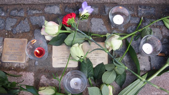 Stolpersteine mit Blumen vor der Thomasiusstraße 23. Foto: Ronny Arnold