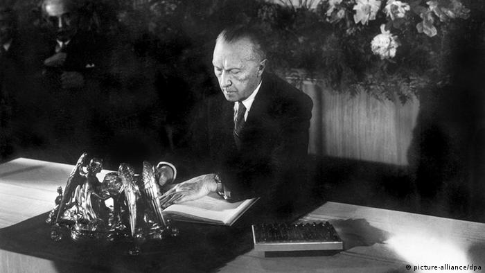 Konrad Adenauer firmando la Ley Fudamental.