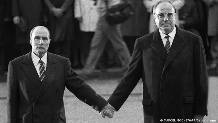 Frankreich Deutschland Geschichte Helmut Kohl bei Francois Mitterrand in Verdun Frankreich