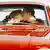 Мужчина и женщина целуются в автомобиле