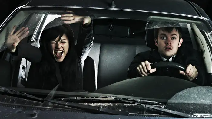 Paar streitet sich im Auto (Fotolia/serov)