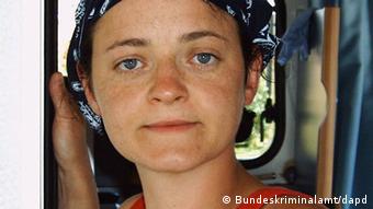 A woman with a bandana on her head looks blankly at the camera (Photo: Berlin/ ARCHIV: Ein Foto vom Bundeskriminalamt (BKA))