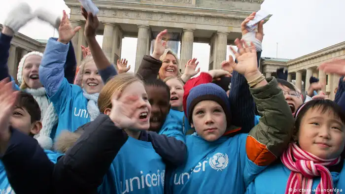 Deutschland Berlin Brandenburger Tor 18 Jahre UN-Kinderrechtskonvention