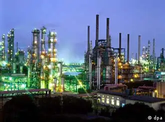 加工石油产品的宁波石化工厂生产繁忙