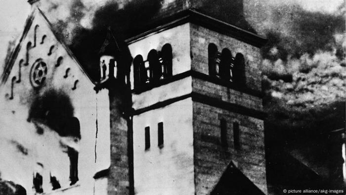 9-1938-11-9-A1-1 (145419) Reichskristallnacht, Brenn.Synagoge 'Reichskristallnacht', Nacht vom 9. zum 10. November 1938 (Zerstörung jüd.Friedhöfe, Synagogen, Wohn- und Geschäftshäuser durch NS- Trupps). - Brennende Synagoge. - Foto, o.O. E: Reichskristallnacht, burning synagogue. Germany: National Socialism / Anti- Semitism. 'Reichskristallnacht' (Night of Broken Glass), 9-10 November 1938 (Destruction of Jewish cemeteries, synagogues, houses by NS units. - Burning synagogue. - Photo, no place given, 9/10.11.1938. F: La Nuit de cristal, Synagogue en feu 'La Nuit de cristal', nuit du 9 au 10 novembre 1938 (Destruction des cimetières, synagogues, maisons et magasins juifs par les troupes nazies). - Une synagogue en feu. - Photo.