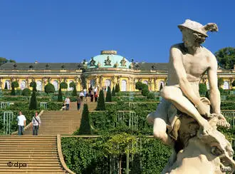 Das Schloss Sanssouci ist die touristische Hauptattraktion der Stadt Potsdam.