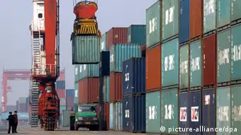 ARCHIV - Kräne be- und entladen am 28. Februar 2012 Lastwagen im Containerhafen von Tianjin in China. In diesem Jahr soll sich der Zuwachs der Im- und Exporte in China auf nur noch zehn Prozent halbieren, wie aus einem Bericht hervorgeht, den die mächtige Reform- und Entwicklungskommission (NDRC) am Montag zum Auftakt der diesjährigen Sitzung des Volkskongresses in Peking vorlegte. EPA/HOW HWEE YOUNG (zu dpa 0135 vom 05.03.2012) +++(c) dpa - Bildfunk+++