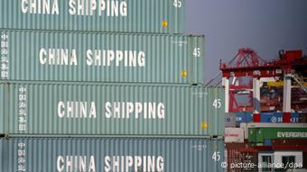 Container stapeln sich im Hafen von Shanghai (Foto: dpa)