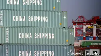 ARCHIV - Container stapeln sich auf dem Gelände der Shanghai Pudong International Container Terminal LTD auf einem der größten Conatinerhafen der Welt in Shanghai (Archivfoto vom 09.10.2003). China kritisiert die «Schuldensucht» der USA, müsste sich aber eigentlich an die eigene Nase packen. Denn auf eine ähnlich ungesunde Weise ist China selbst abhängig von seinen exzessiven Exporten in die USA. Das riesige Handelsungleichgewicht zwischen den beiden größten Volkswirtschaften zählt schon lange zu den ungelösten Problemen der Weltwirtschaft. EPA/QILAI SHEN (zu dpa 0314) +++(c) dpa - Bildfunk+++