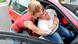 Frau ohne Beine und Arme wird aus Auto gehoben. (Foto: hauschild.biz/ Bundesverband Contergangeschädigter e. V.) Frau ohne Beine und Arme wird aus Auto gehoben. (Foto: hauschild.biz/ Bundesverband Contergangeschädigter e. V.)
