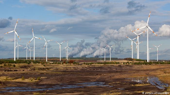 Windmills next to coal powered power plants Foto: Patrick Pleul dpa/lbn +++(c) dpa - Report+++