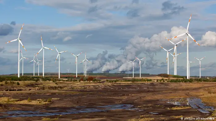 Windräder drehen sich vor den Kühltürmen des Braunkohlekraftwerks der Vattenfall Europe AG im brandenburgischen Jänschwalde (Landkreis Spree-Neiße), aufgenommen am 05.11.2009 (Illustration zum Thema: Braunkohle kontra erneuerbare Energien). Das Braunkohlekraftwerk ist mit einer installierten Leistung von 3.000 Megawatt nach Firmenangaben das größte seiner Art in Deutschland. Der Anteil der regenerativen Energien an der Stromerzeugung soll in den kommenden Jahren weiter steigen, um die Emission von Kohlendioxid im Interesse des Klimaschutzes weiter zu verringern. Foto: Patrick Pleul dpa/lbn +++(c) dpa - Report+++