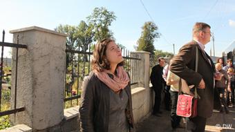 Reisegruppe mit Nora Gomringer am jüdischen Friedhof in Czernowitz(Foto: DW/Birgit Görtz)