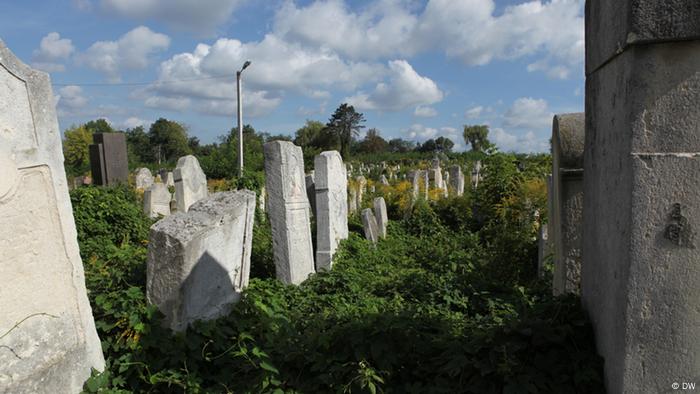 Gräber auf dem jüdischen Friedhof in Czernowitz (Foto: DW/Birgit Görtz)