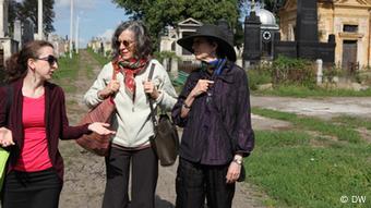 Irene und Helene Silberblatt auf dem jüdischen Friedhof in Czernowitz (Foto: DW/Birgit Görtz)