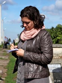 Nora Gomringer auf dem jüdischen Friedhof in Czernowitz (Foto: DW/Birgit Görtz)