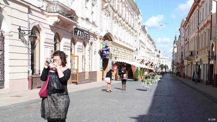 Nora Gomringer auf der Olga-Kobylanska-Straße, der früheren Herrengasse in Czernowitz (Foto: DW/Birgit Görtz)